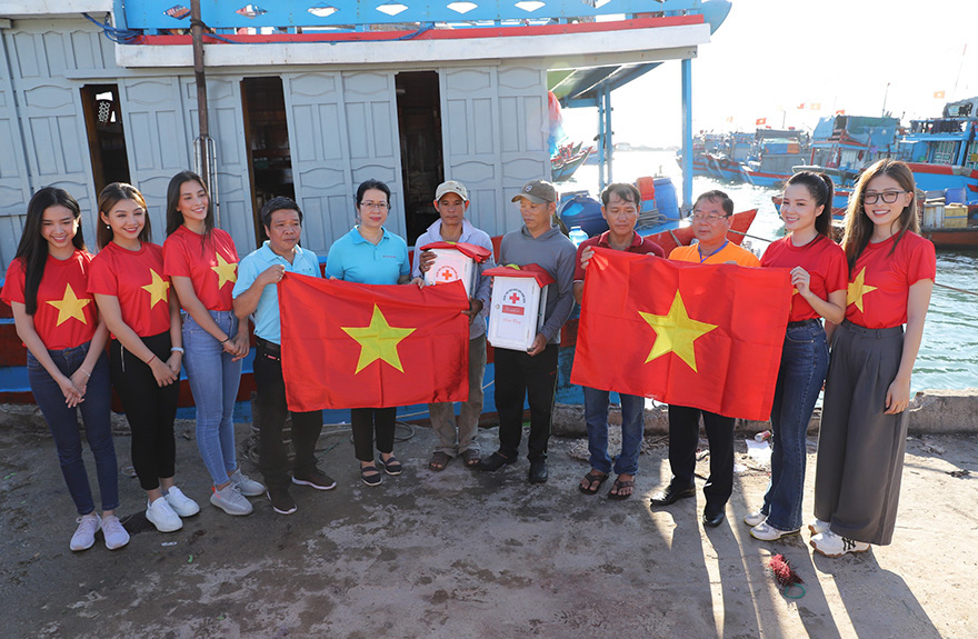 Agribank đồng hành với chương trình “Một triệu lá cờ Tổ quốc cùng ngư dân bám biển” - Ảnh 4.