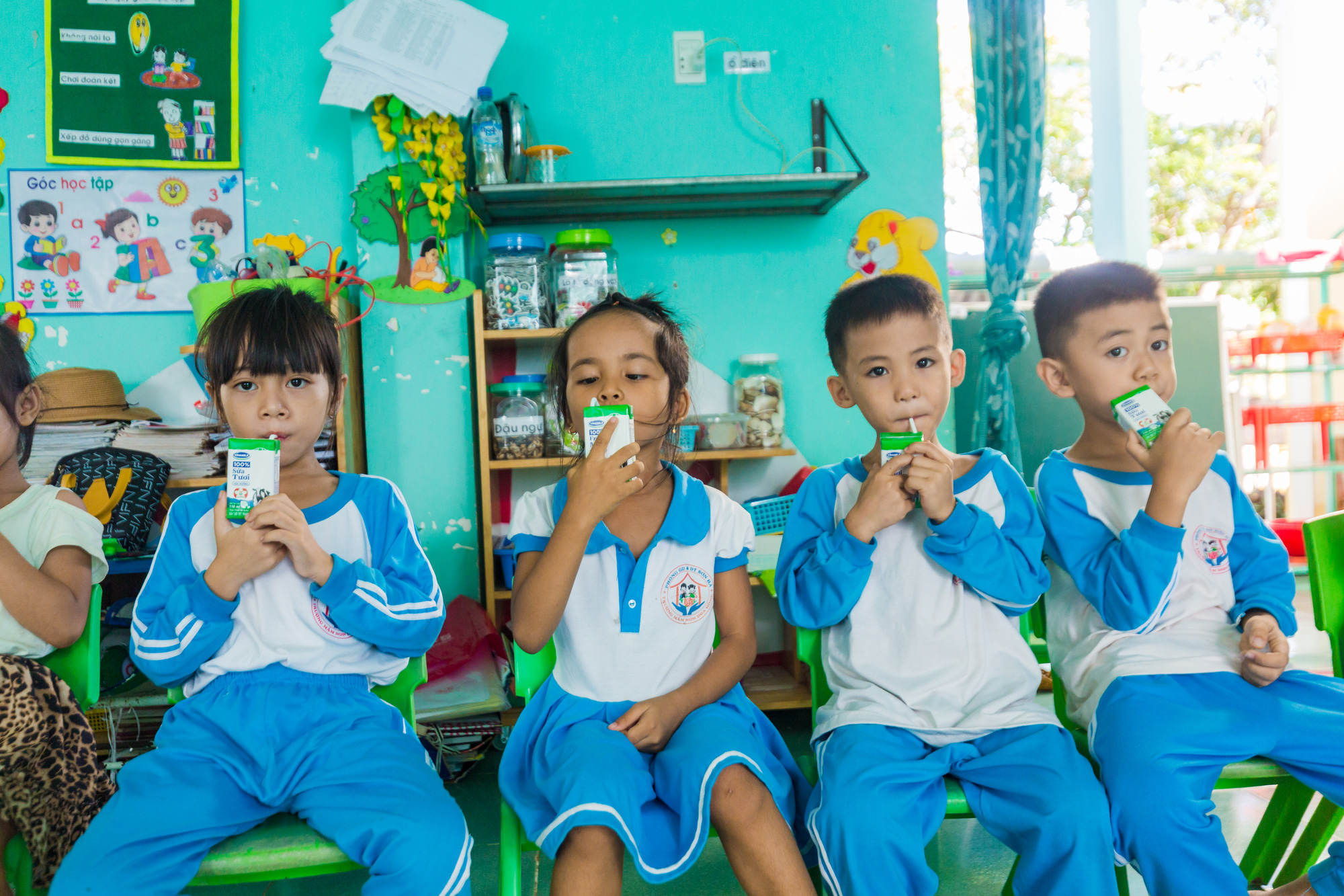 Sữa học đường đồng hành cùng trẻ em miền núi tỉnh Quảng Ngãi - Ảnh 2.