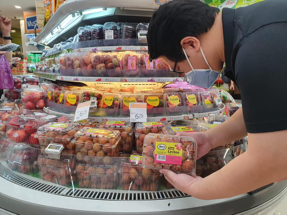 Cận cảnh vải thiều Việt Nam lần đầu lên kệ siêu thị Singapore, giá 100.000 đồng/kg - Ảnh 3.