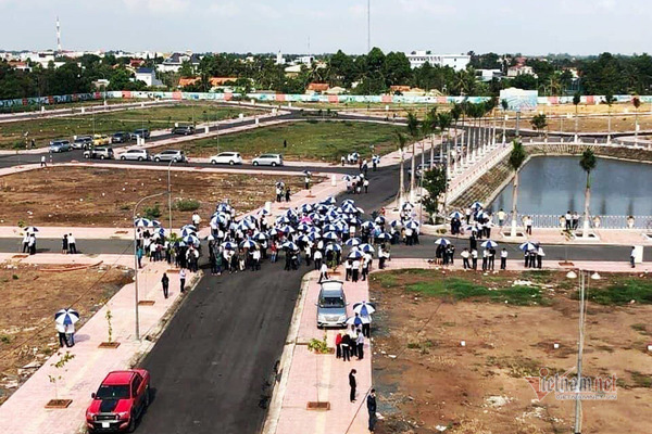 Chân dung bà Phạm Thị Hường - người thâu tóm hàng ngàn mét đất &quot;siêu đẹp&quot; ở Bình Dương - Ảnh 3.