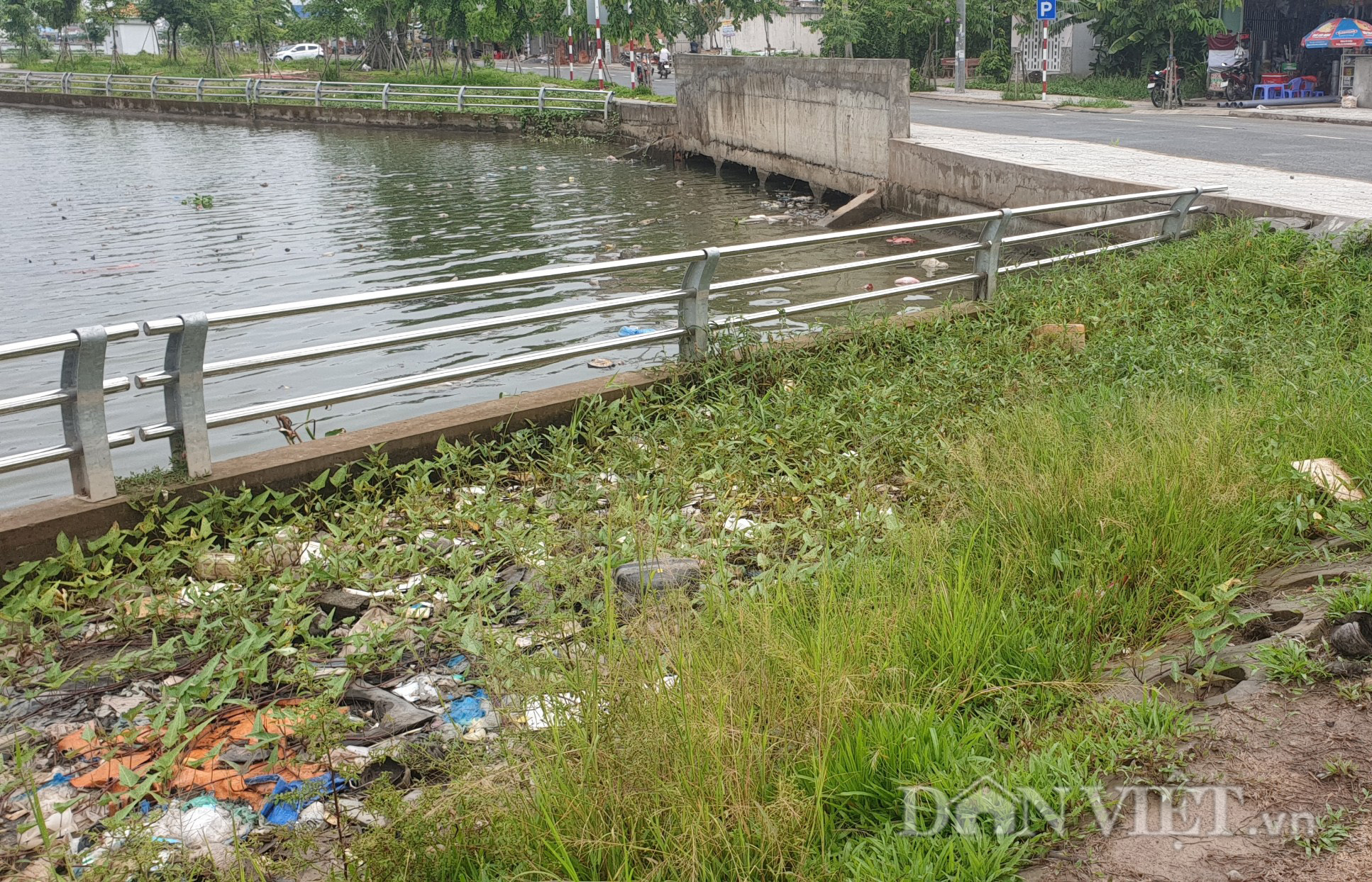 Cần Thơ: Lối đi bộ hồ Búng Xáng chứa đầy rác thải, thường xuyên bị ngập nước - Ảnh 3.