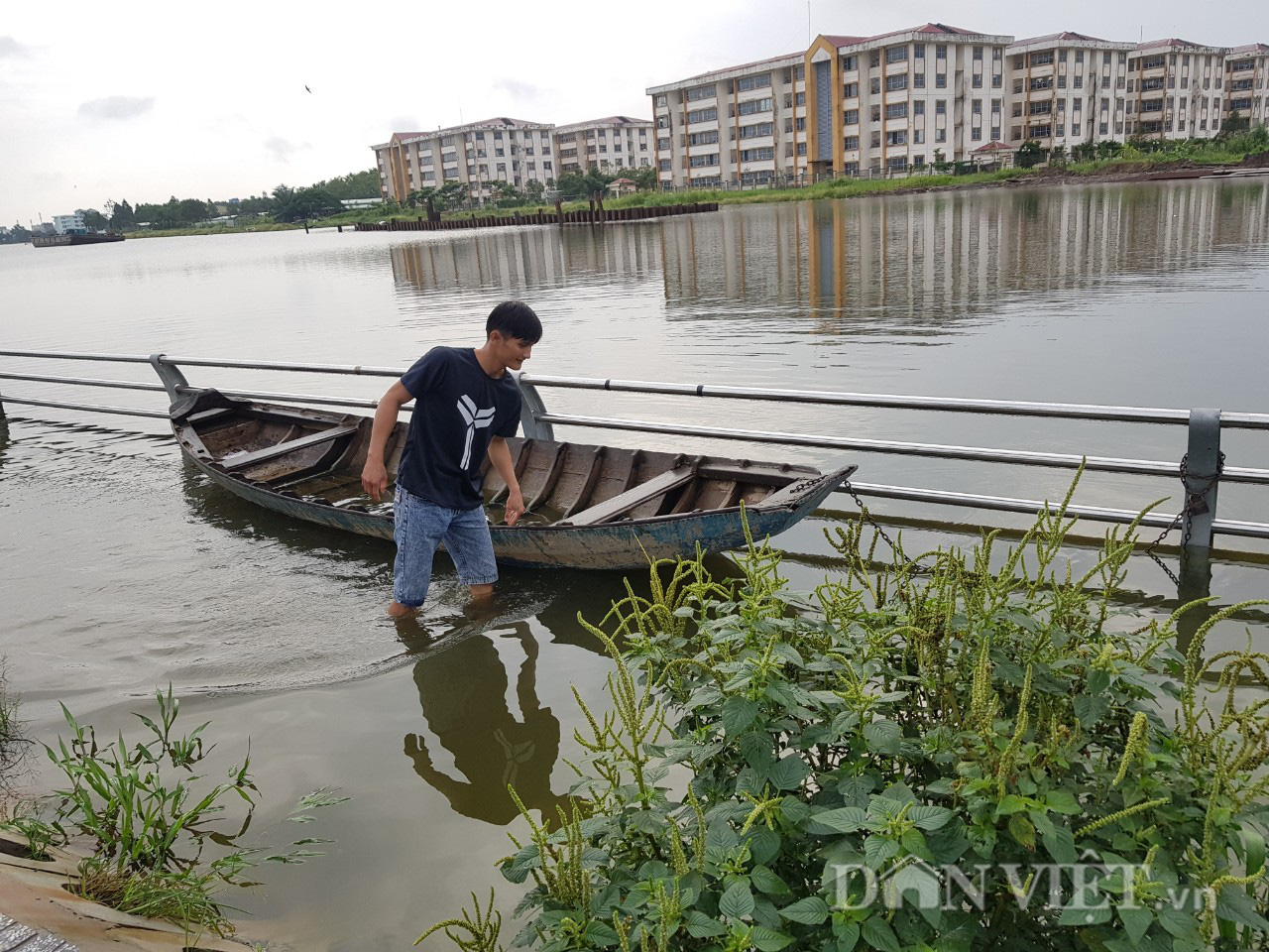 Cần Thơ: Lối đi bộ hồ Búng Xáng chứa đầy rác thải, thường xuyên bị ngập nước - Ảnh 4.