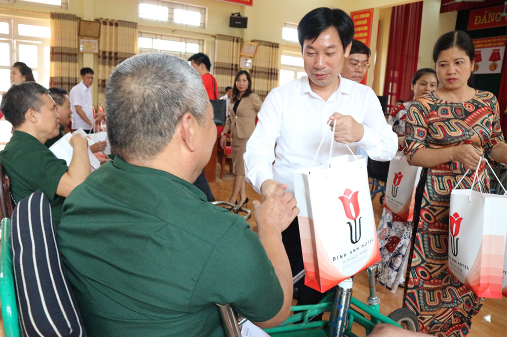 Phó Chủ tịch Trung ương Hội NDVN Nguyễn Xuân Định: Tặng quà thương binh, bệnh binh tại Phú Thọ - Ảnh 3.