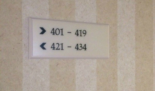 Lý do phòng khách sạn thường không có số 420 - Ảnh 1.