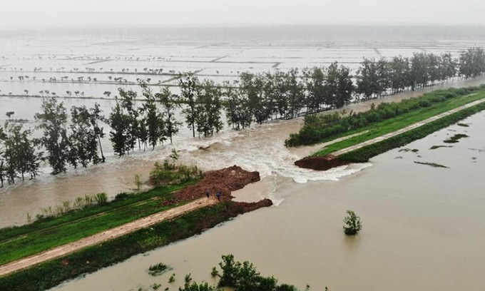 Bác tin đập Tam Hiệp biến dạng, Trung Quốc chỉ thừa nhận thiệt hại khủng khiếp vì lũ lụt - Ảnh 1.