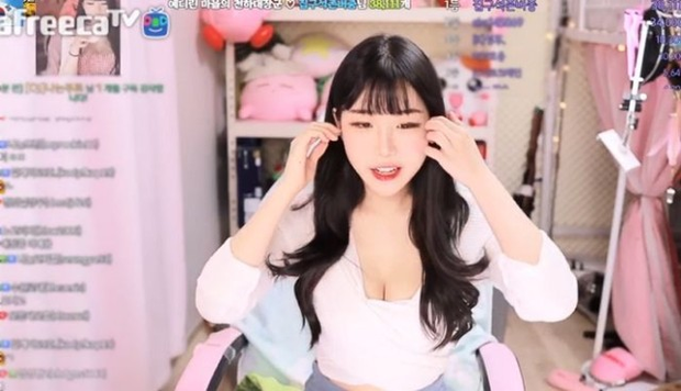 Nữ streamer Hàn Quốc livestream lúc ngủ say, suýt để lộ khoảnh khắc hớ hênh - Ảnh 1.