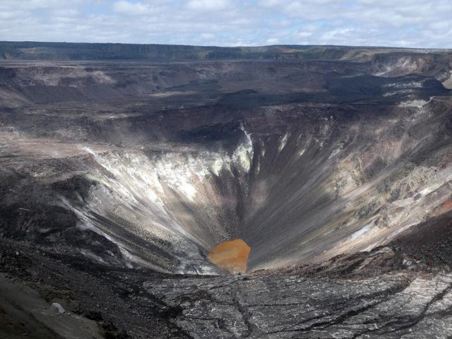 Hồ nước nóng kỳ lạ liên tục phát triển trên miệng núi lửa - Ảnh 1.
