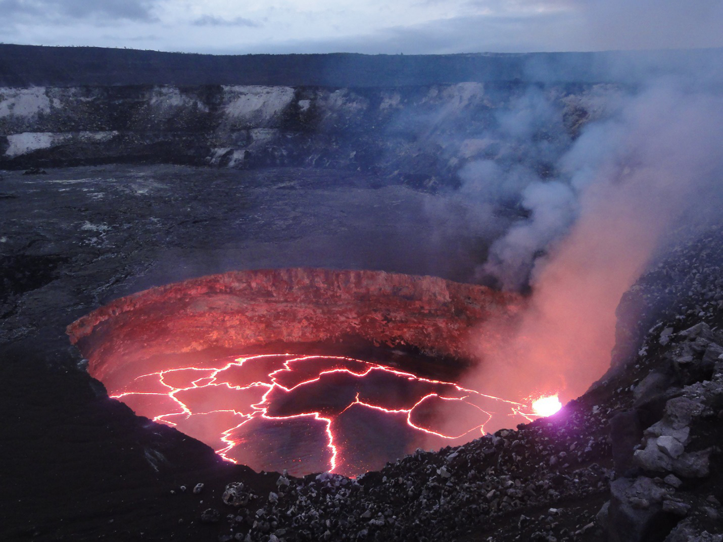 Hồ nước nóng kỳ lạ liên tục phát triển trên miệng núi lửa - Ảnh 3.