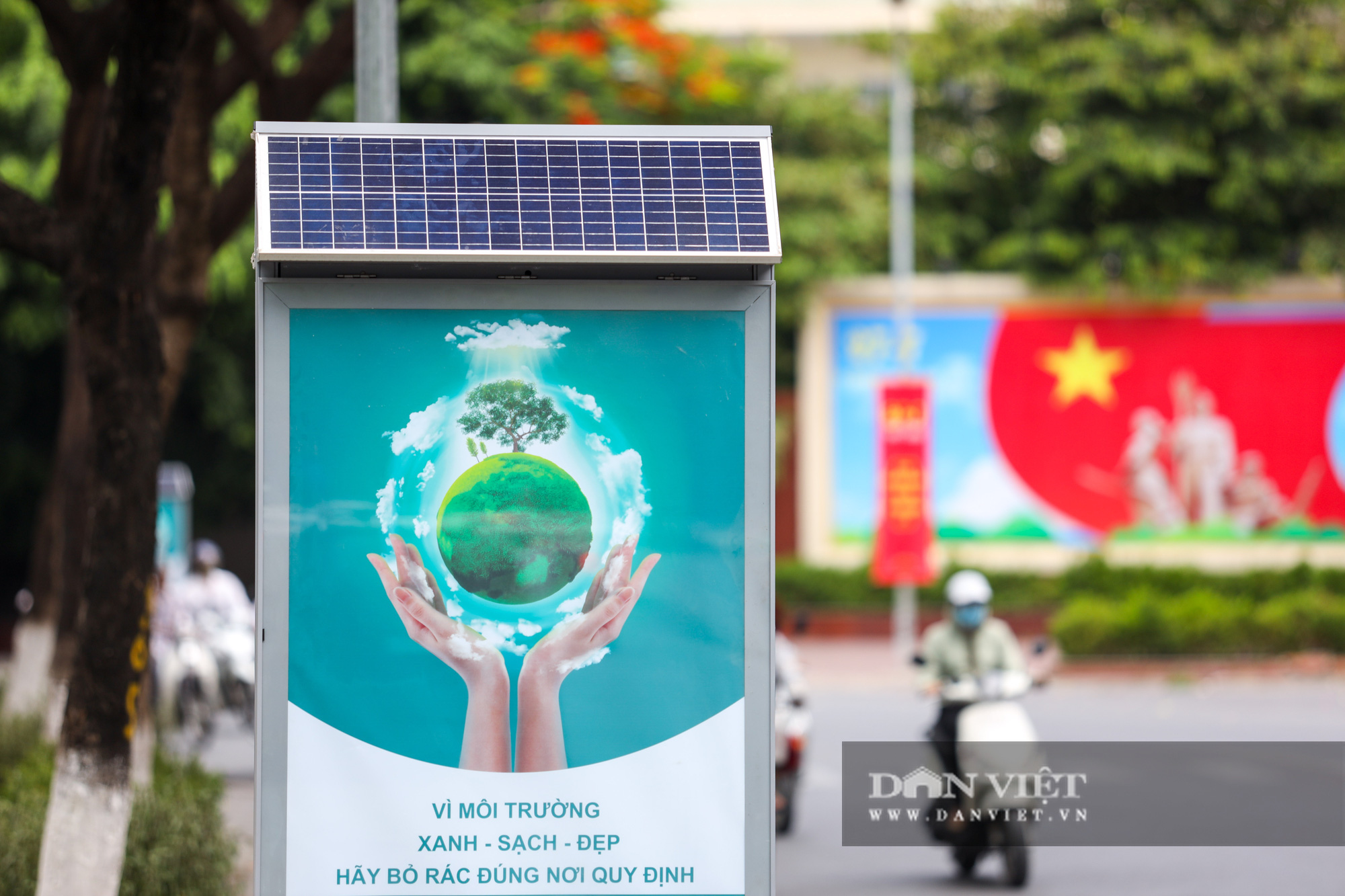 Cận cảnh thùng rác công nghệ có pin mặt trời mới xuất hiện ở Hà Nội - Ảnh 2.