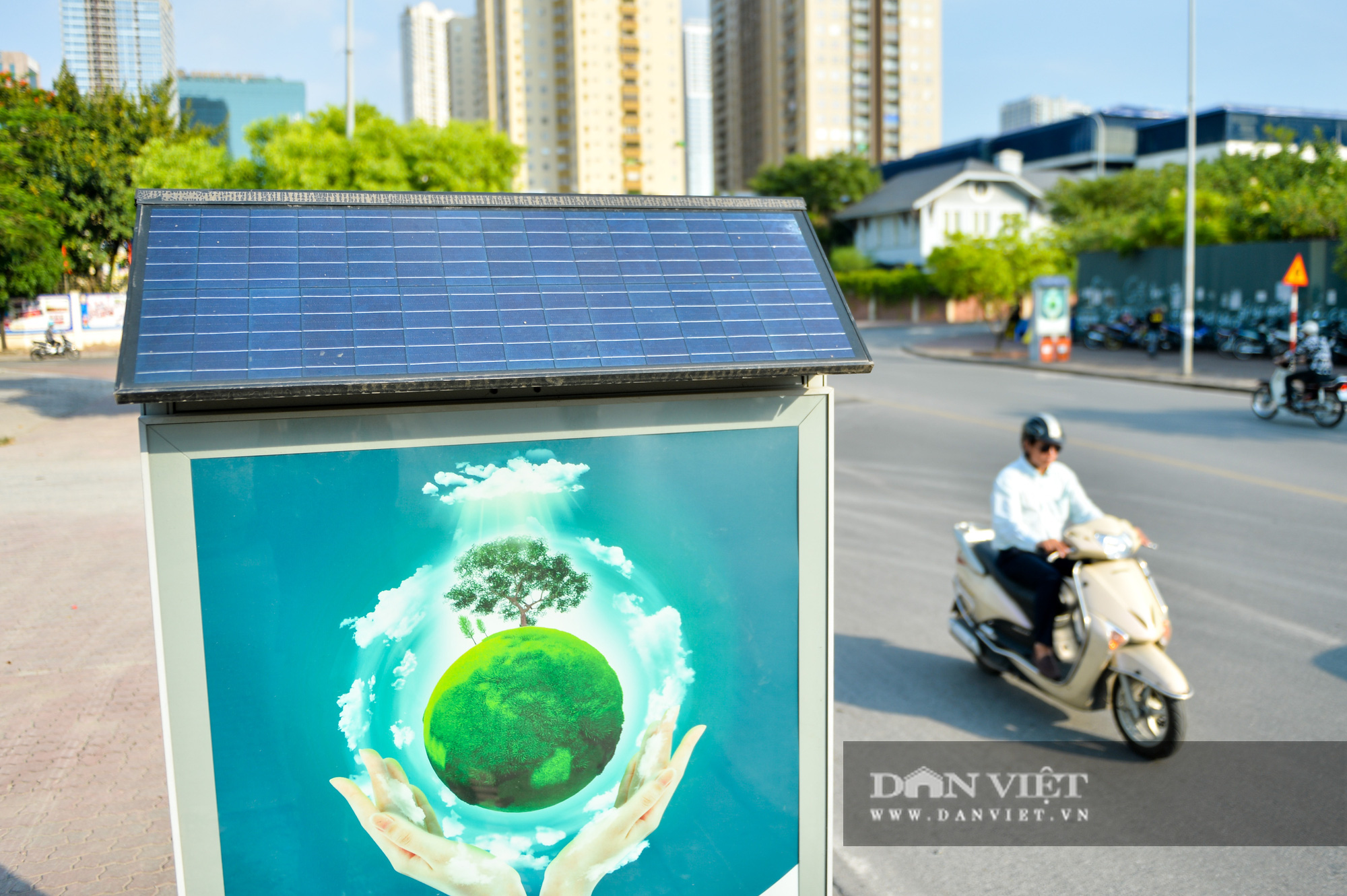 Cận cảnh thùng rác công nghệ có pin mặt trời mới xuất hiện ở Hà Nội - Ảnh 4.
