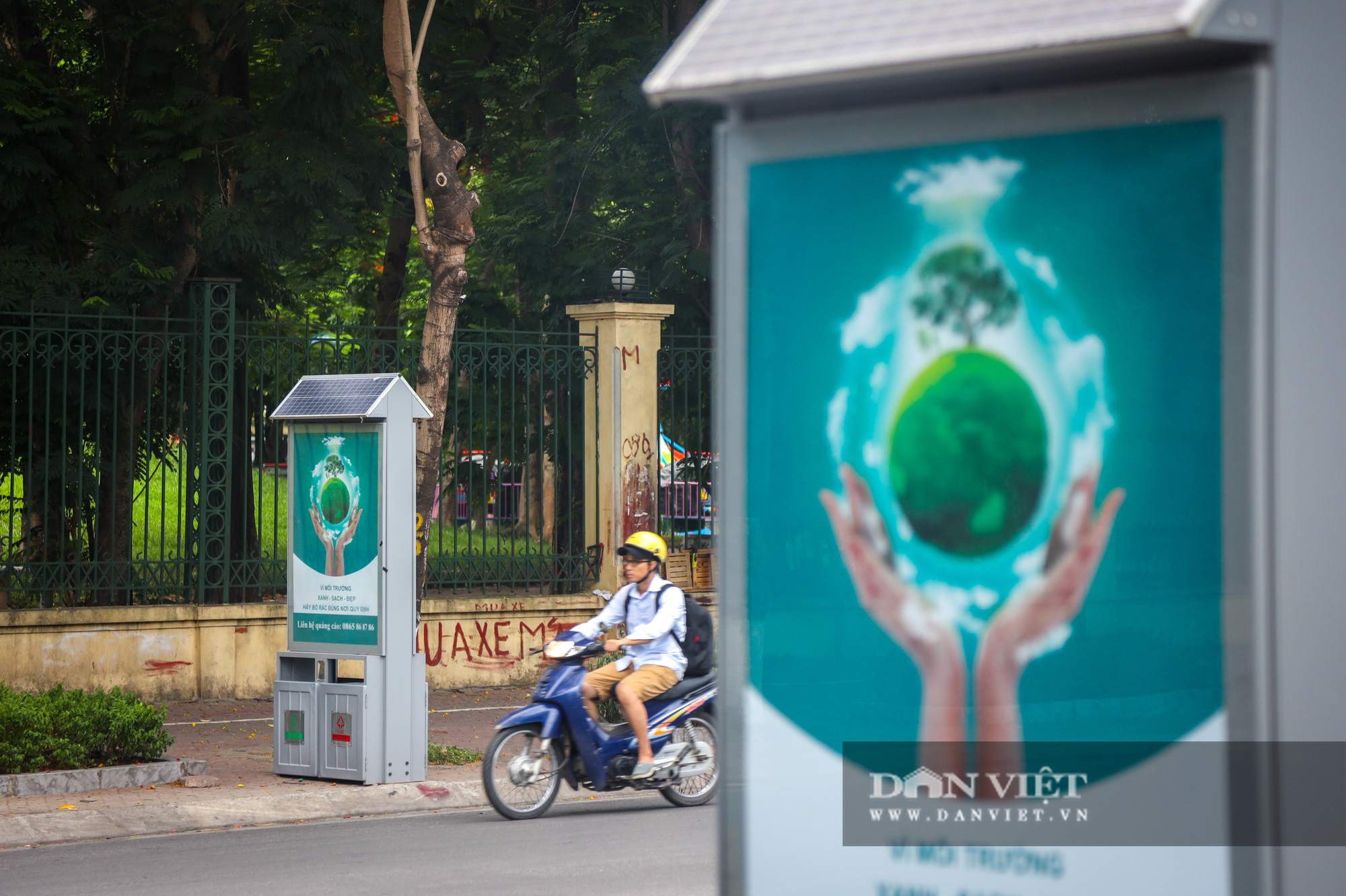 Cận cảnh thùng rác công nghệ có pin mặt trời mới xuất hiện ở Hà Nội - Ảnh 5.