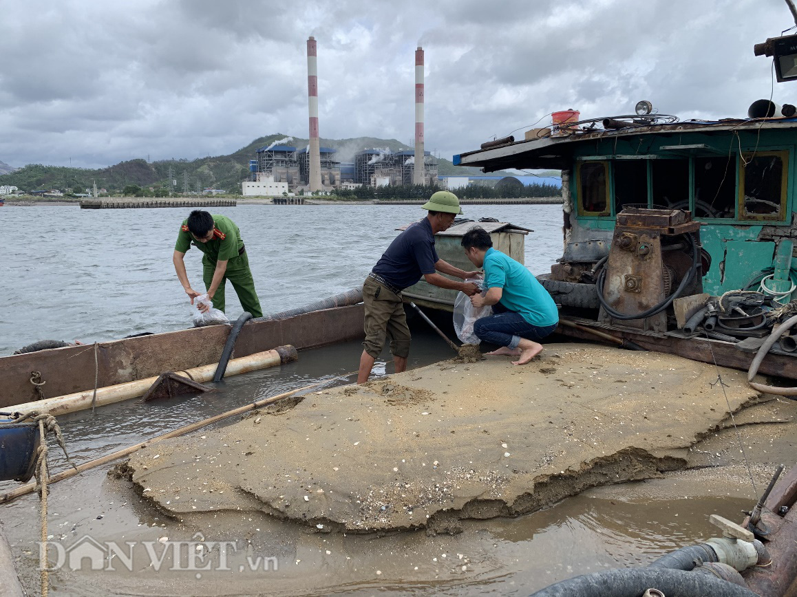 Quảng Ninh: Bắt giữ 3 tàu hút cát trên biển - Ảnh 1.