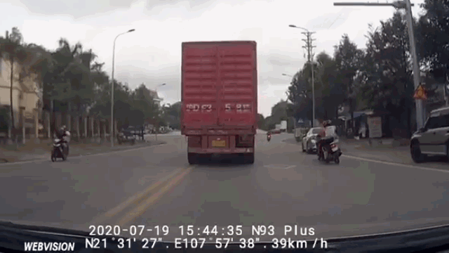 Video: Hãi hùng thanh niên vượt ẩu tông gục người phụ nữ, văng vào xe container  - Ảnh 2.