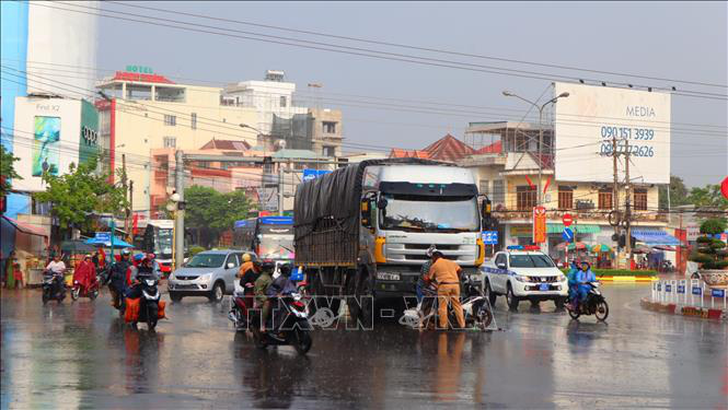 Mẹ và con trai tử nạn dưới gầm xe tải - Ảnh 2.