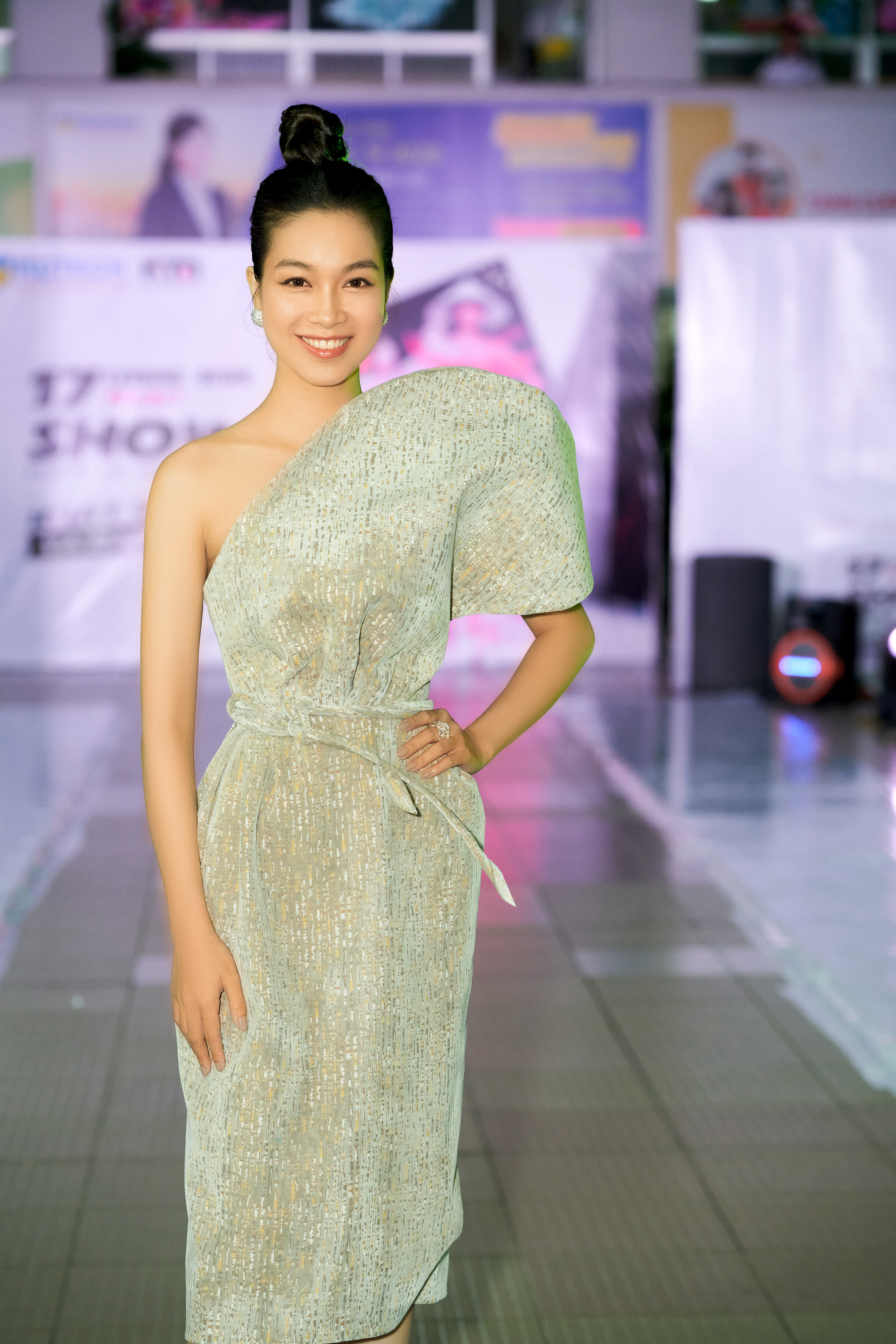 Á hậu Coco Thùy Dung bất ngờ trước hàng loạt thiết kế mang đậm bản sắc Việt - Ảnh 1.