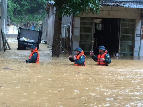 Mưa lớn khiến TP.Hà Giang &quot;thất thủ&quot;, nhiều xe hơi ngập bồng bềnh trong nước - Ảnh 4.