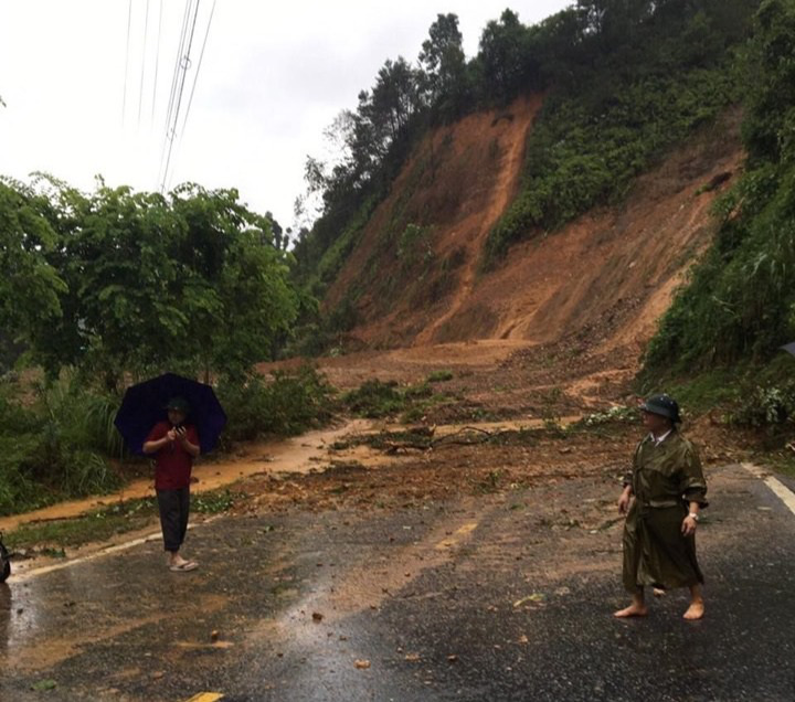 Mưa lớn khiến TP.Hà Giang &quot;thất thủ&quot;, nhiều xe hơi ngập bồng bềnh trong nước - Ảnh 8.