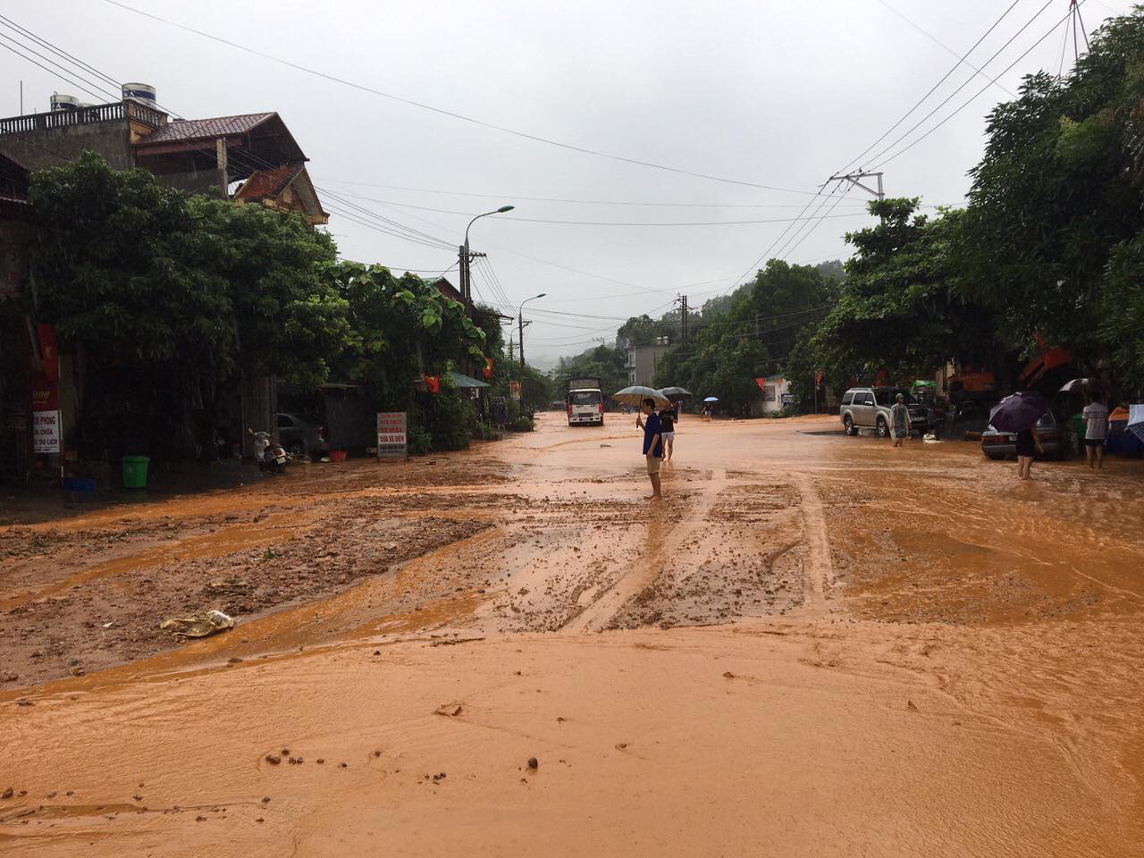 Mưa lớn khiến TP.Hà Giang &quot;thất thủ&quot;, nhiều xe hơi ngập bồng bềnh trong nước - Ảnh 7.