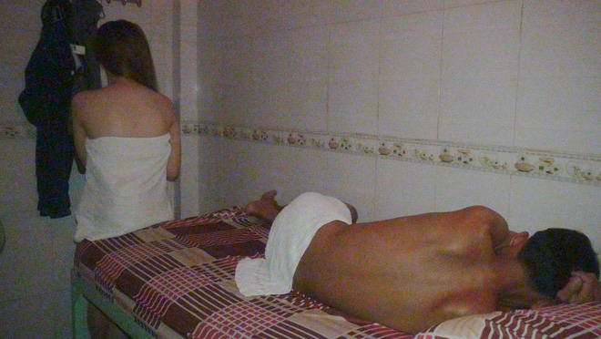 2 nữ nhân viên massage bán dâm tại phòng VIP - Ảnh 1.