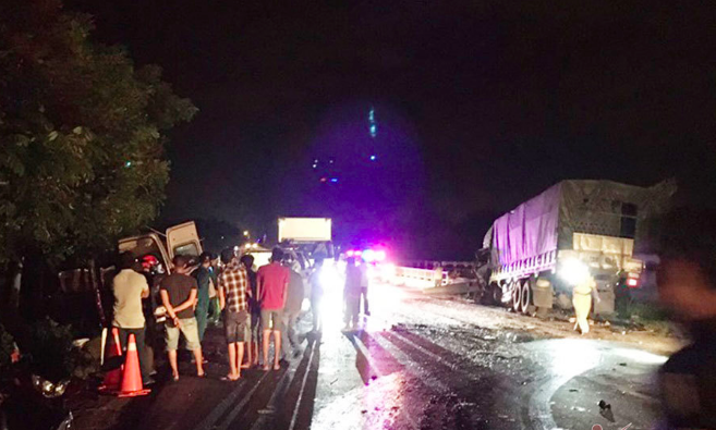 Xe khách và xe tải va chạm ở Bình Thuận 8 người chết, 7 bị thương - Ảnh 1.