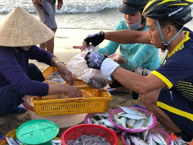 Khám phá chợ “mực nháy, cá nhảy” tờ mờ sáng ở Đà Nẵng - Ảnh 8.