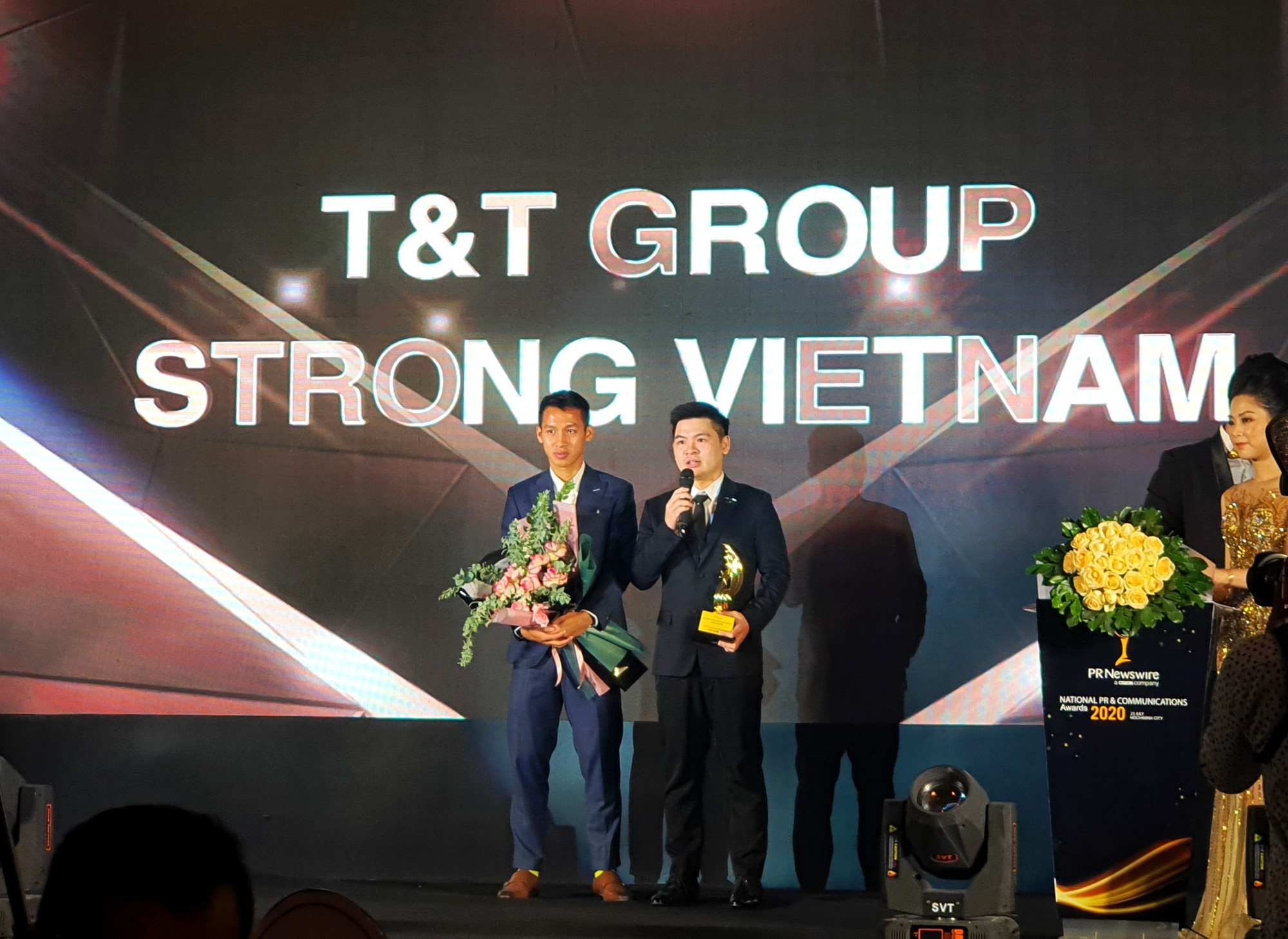 Chủ tịch CLB bóng đá Hà Nội Đỗ Vinh Quang và Quả bóng vàng Việt Nam 2019 Đỗ Hùng Dũng nhận giải thưởng chương trình Trách nhiệm Xã hội (CSR) xuất sắc nhất.