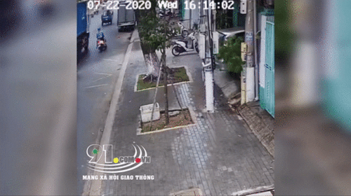 Video: Khoảnh khắc mẹ trượt ngã trên đường đón con, bị xe chở rác cán thương tâm - Ảnh 1.