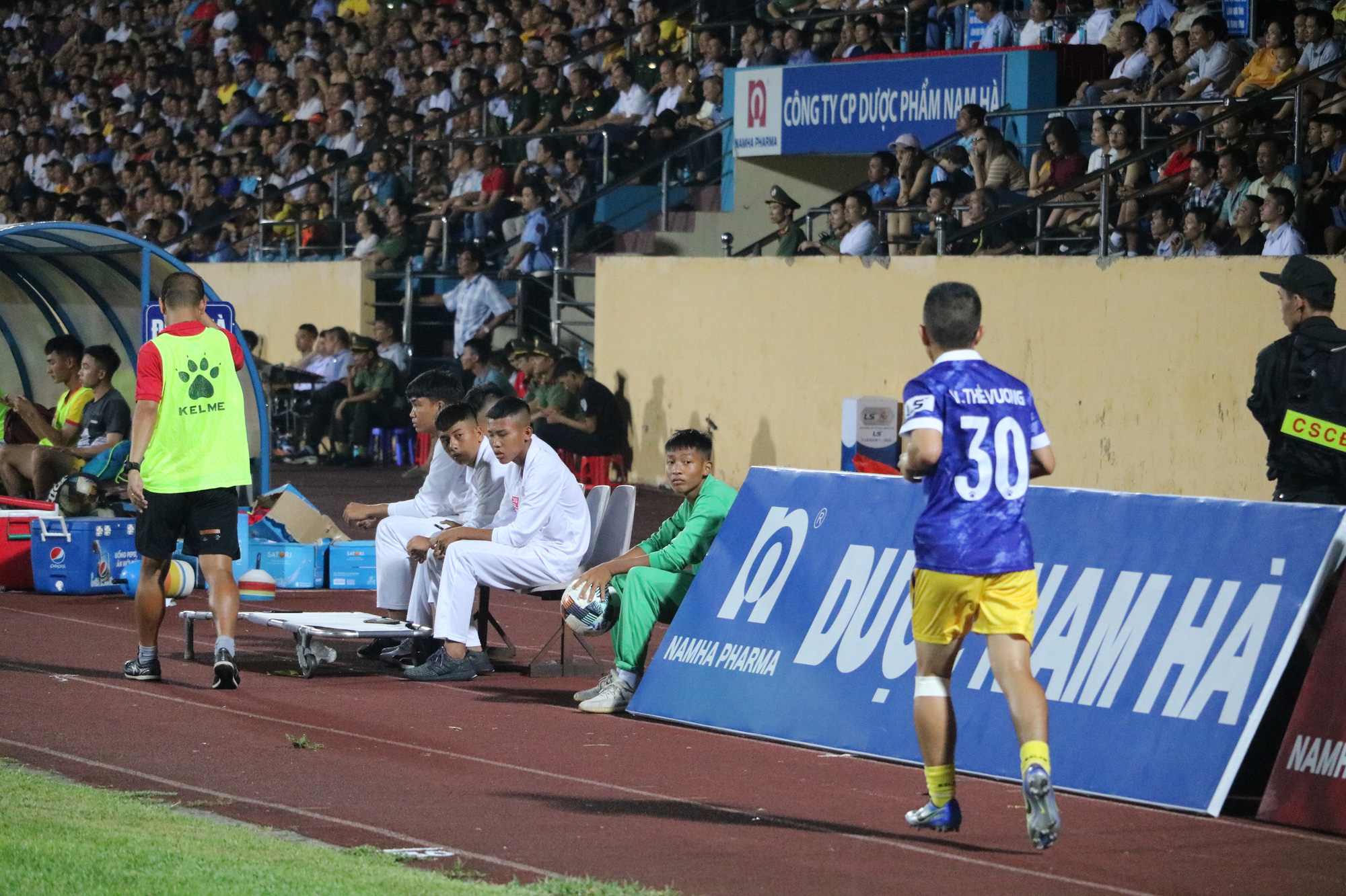 Cầu thủ lùn nhất V.League Thế Vương: &quot;Tôi vào sân chiến đấu không ngán gì&quot; - Ảnh 3.