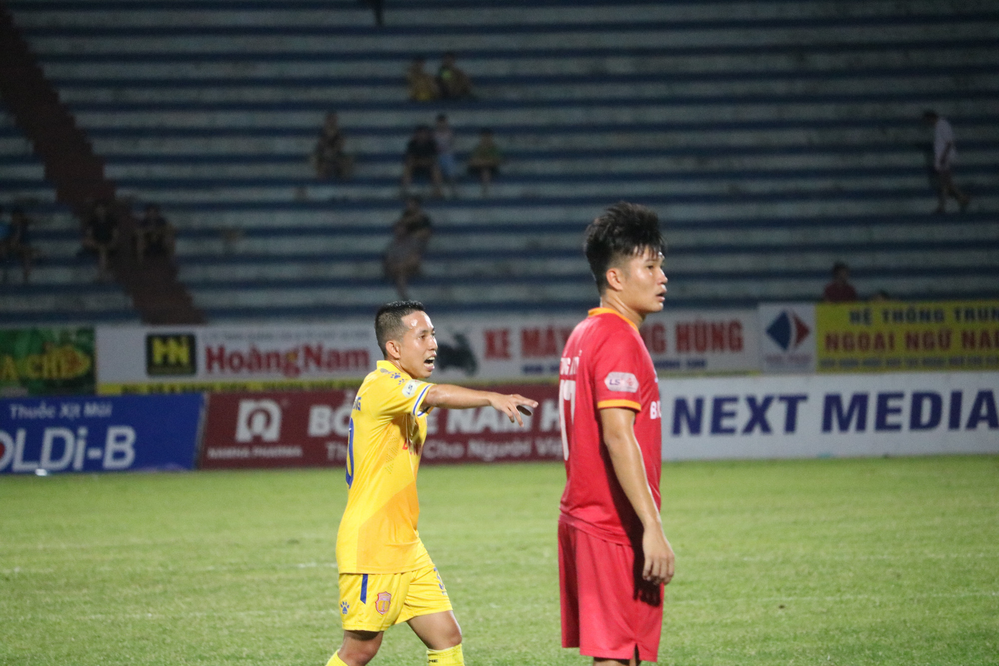 Cầu thủ lùn nhất V.League Thế Vương: &quot;Tôi vào sân chiến đấu không ngán gì&quot; - Ảnh 6.