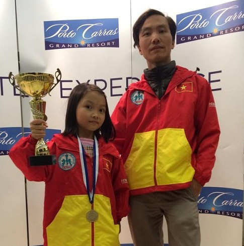 Đại kiện tướng quốc tế Nguyễn Anh Dũng bên cô con gái tài năng Nguyễn Lê Cẩm Hiền giành HCV U8 thế giới 2015.