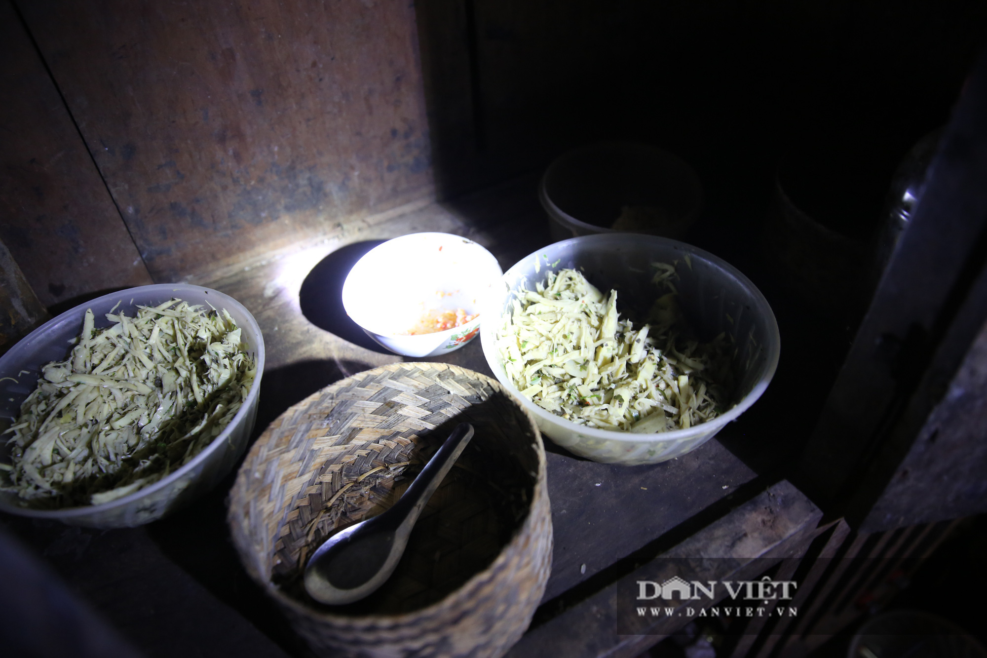 Nghẹn lòng những “bữa ăn” trên bản nghèo người Mông - Ảnh 5.