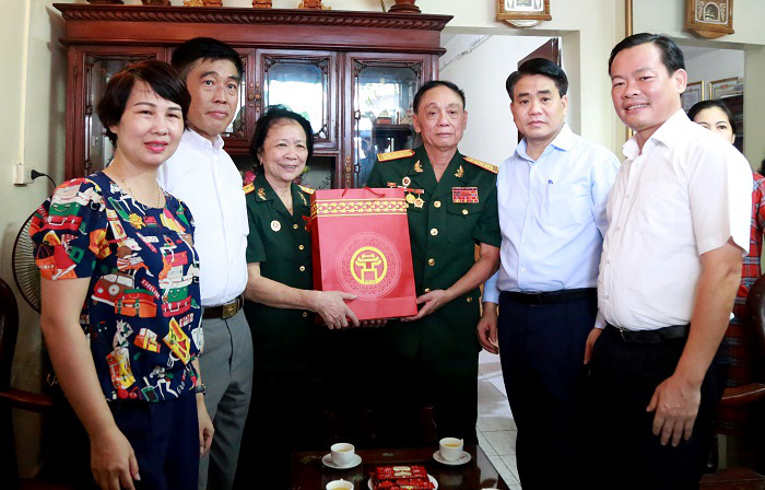 Chủ tịch Hà Nội Nguyễn Đức Chung thăm, tặng quà Anh hùng LLVTND - Ảnh 3.
