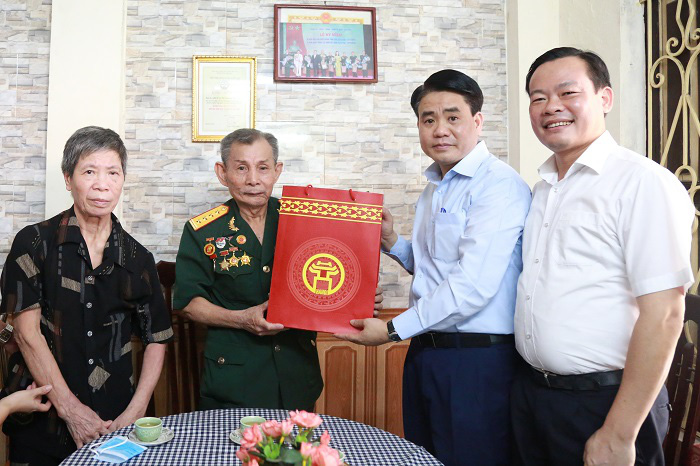 Chủ tịch Hà Nội Nguyễn Đức Chung thăm, tặng quà Anh hùng LLVTND - Ảnh 1.