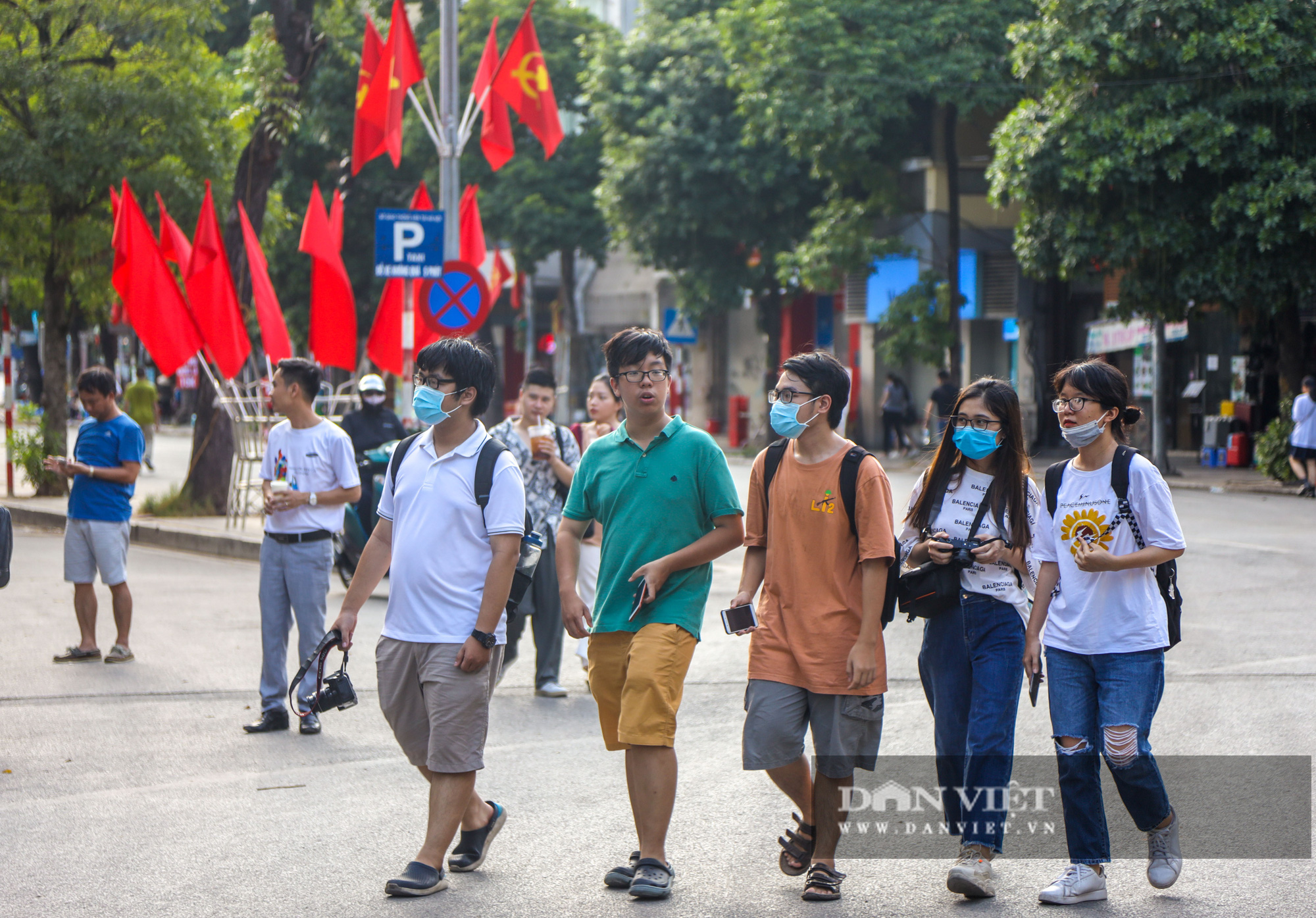 Hà Nội: nhiều người đeo khẩu trang trở lại sau thông tin ca nhiễm Covid-19 thứ 416 - Ảnh 5.