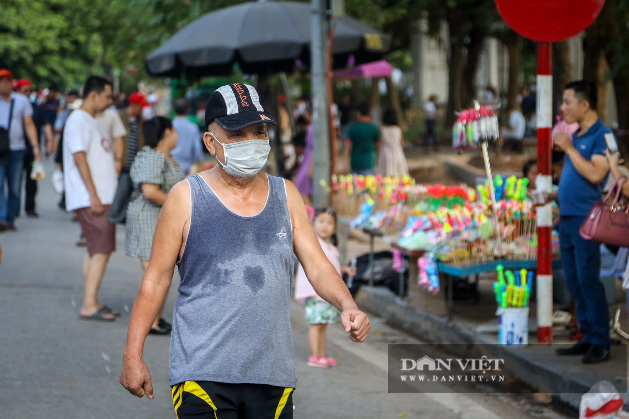 Hà Nội: nhiều người đeo khẩu trang trở lại sau thông tin ca nhiễm Covid-19 thứ 416 - Ảnh 10.