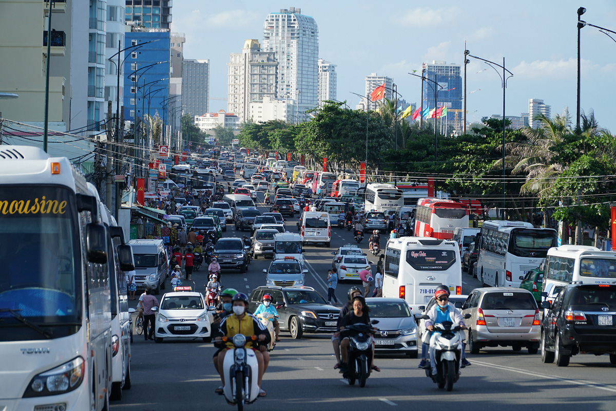 Biển Vũng Tàu đông nghịt người ngày cuối tuần - Ảnh 2.