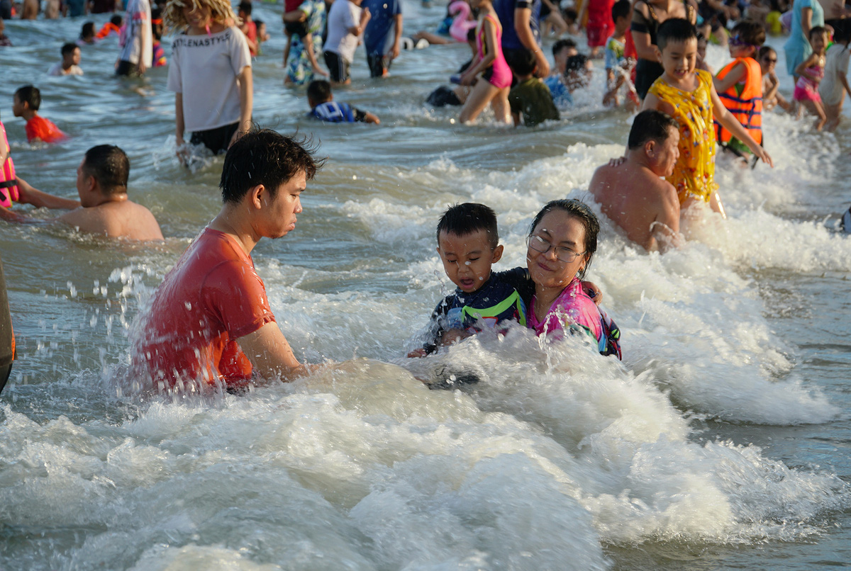 Biển Vũng Tàu đông nghịt người ngày cuối tuần - Ảnh 5.