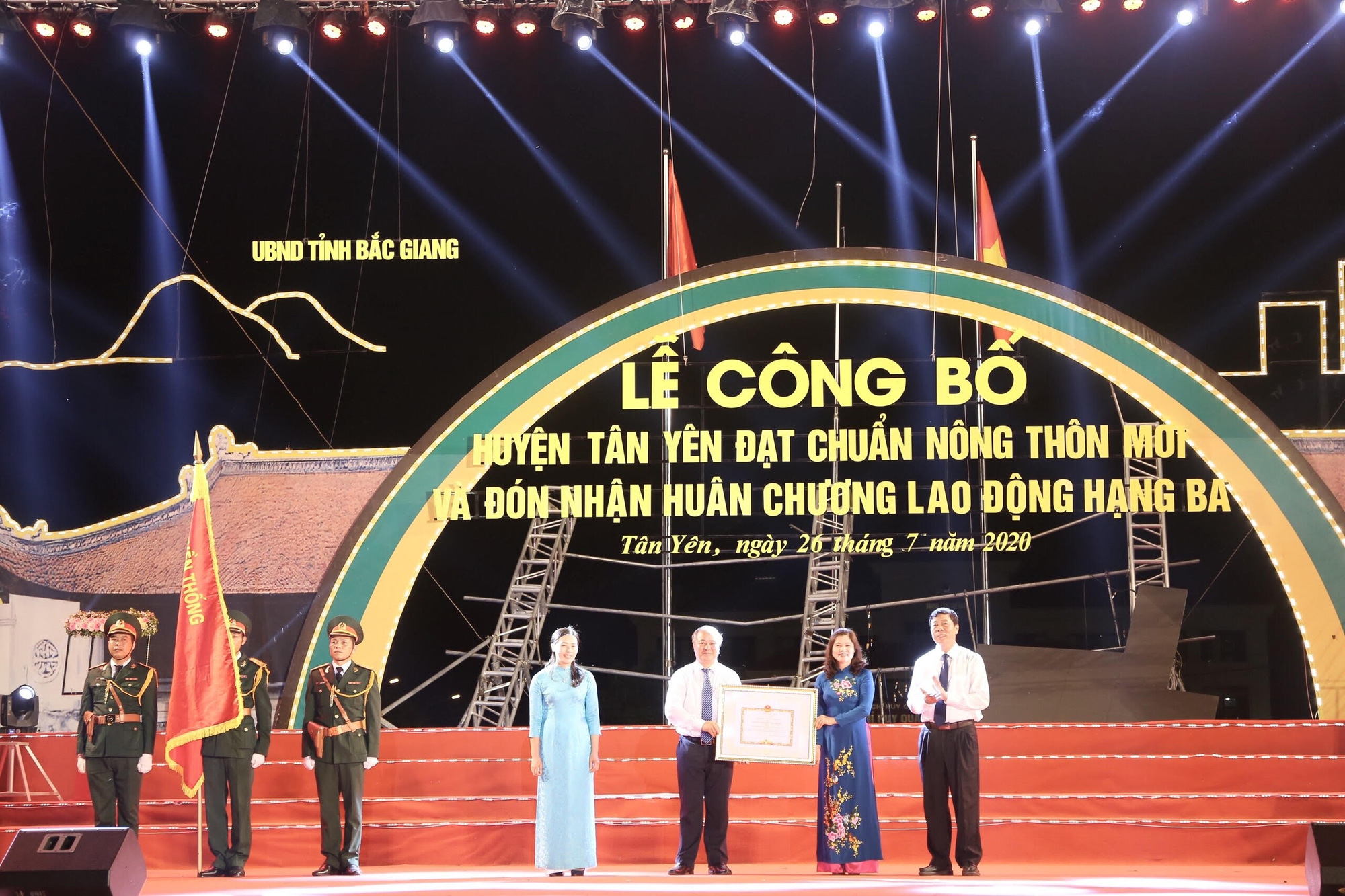 Bắc Giang: Huyện Tân Yên đón Bằng công nhận huyện đạt chuẩn nông thôn mới - Ảnh 2.