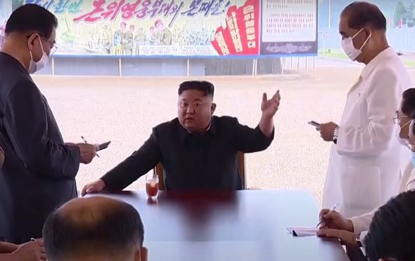 Ông Kim Jong-un nổi giận, trừng phạt quan chức Triều Tiên vì xây bệnh viện chậm? - Ảnh 2.