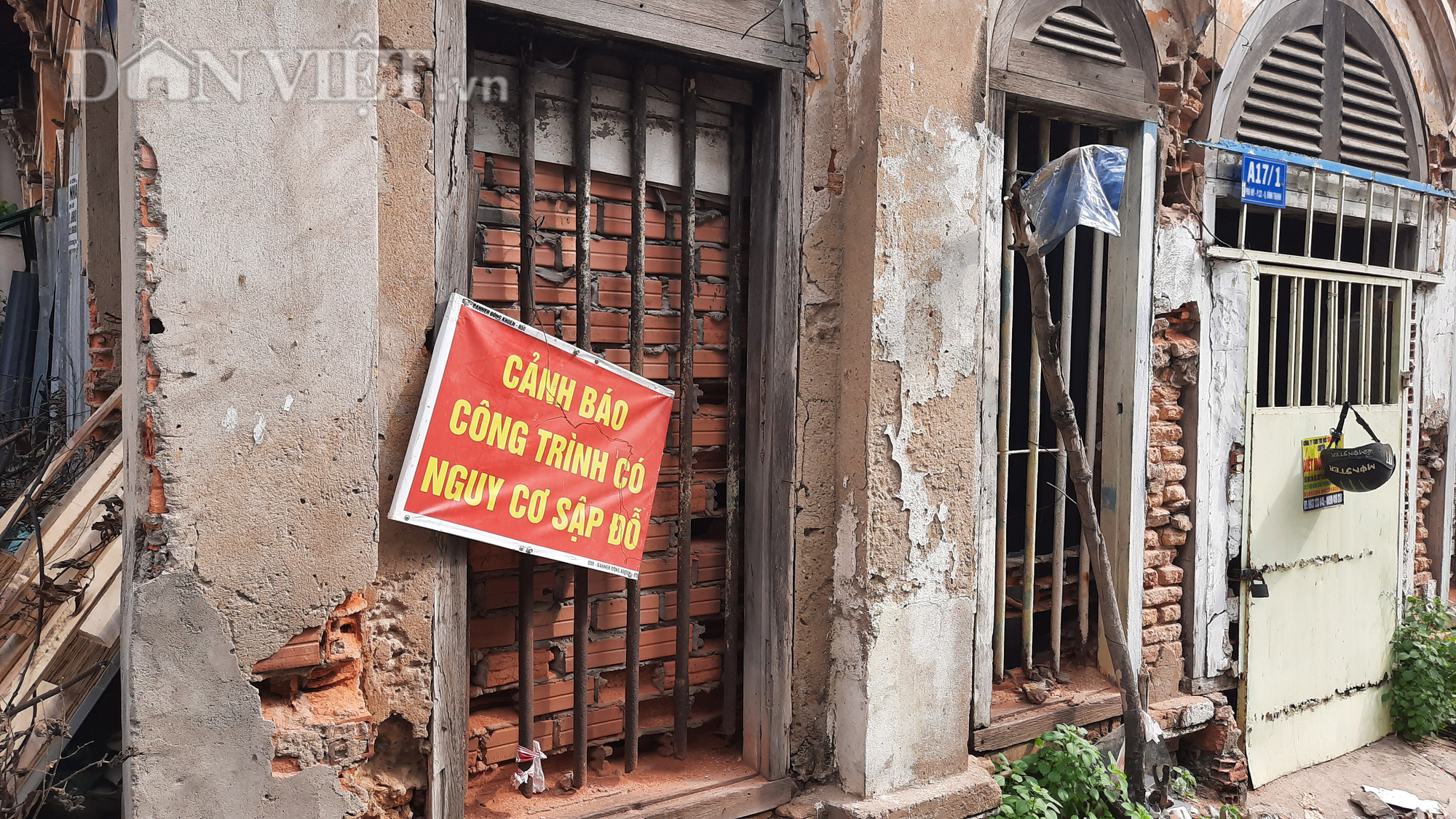Cận cảnh biệt thự cổ hoang tàn gây khó cho dự án sửa chữa đường Nguyễn Hữu Cảnh - Ảnh 3.