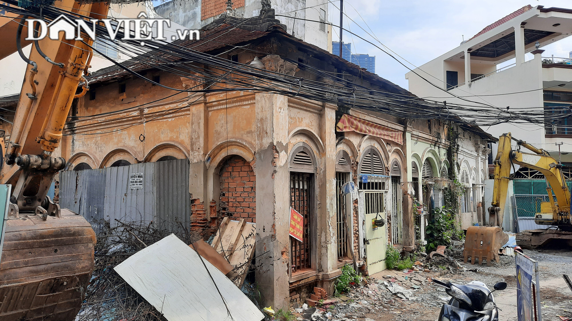 Cận cảnh biệt thự cổ hoang tàn gây khó cho dự án sửa chữa đường Nguyễn Hữu Cảnh - Ảnh 1.