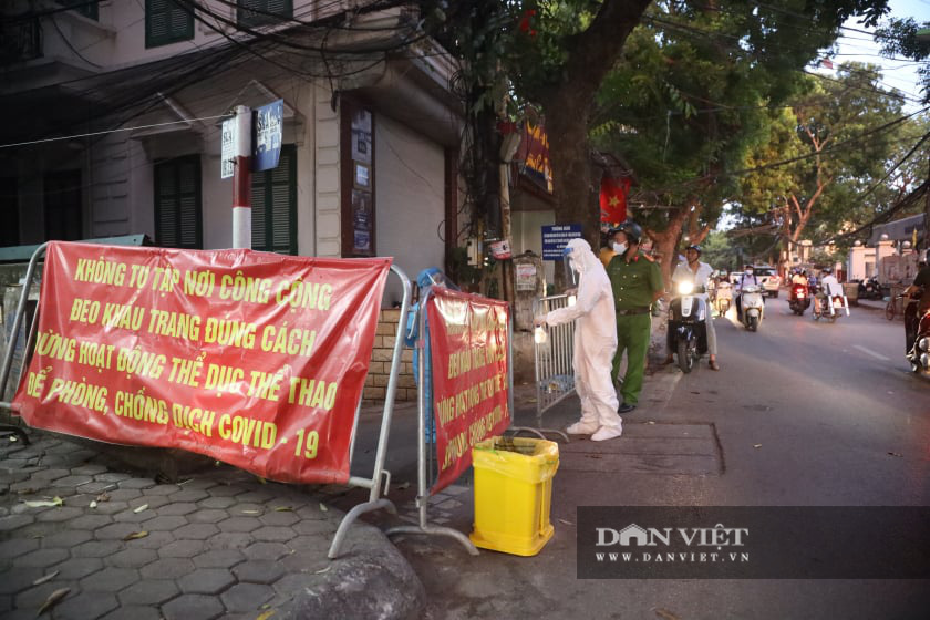 Phong toả 1 ngõ ở quận Tây Hồ vì nghi có ca nhiễm Covid-19 mới - Ảnh 11.