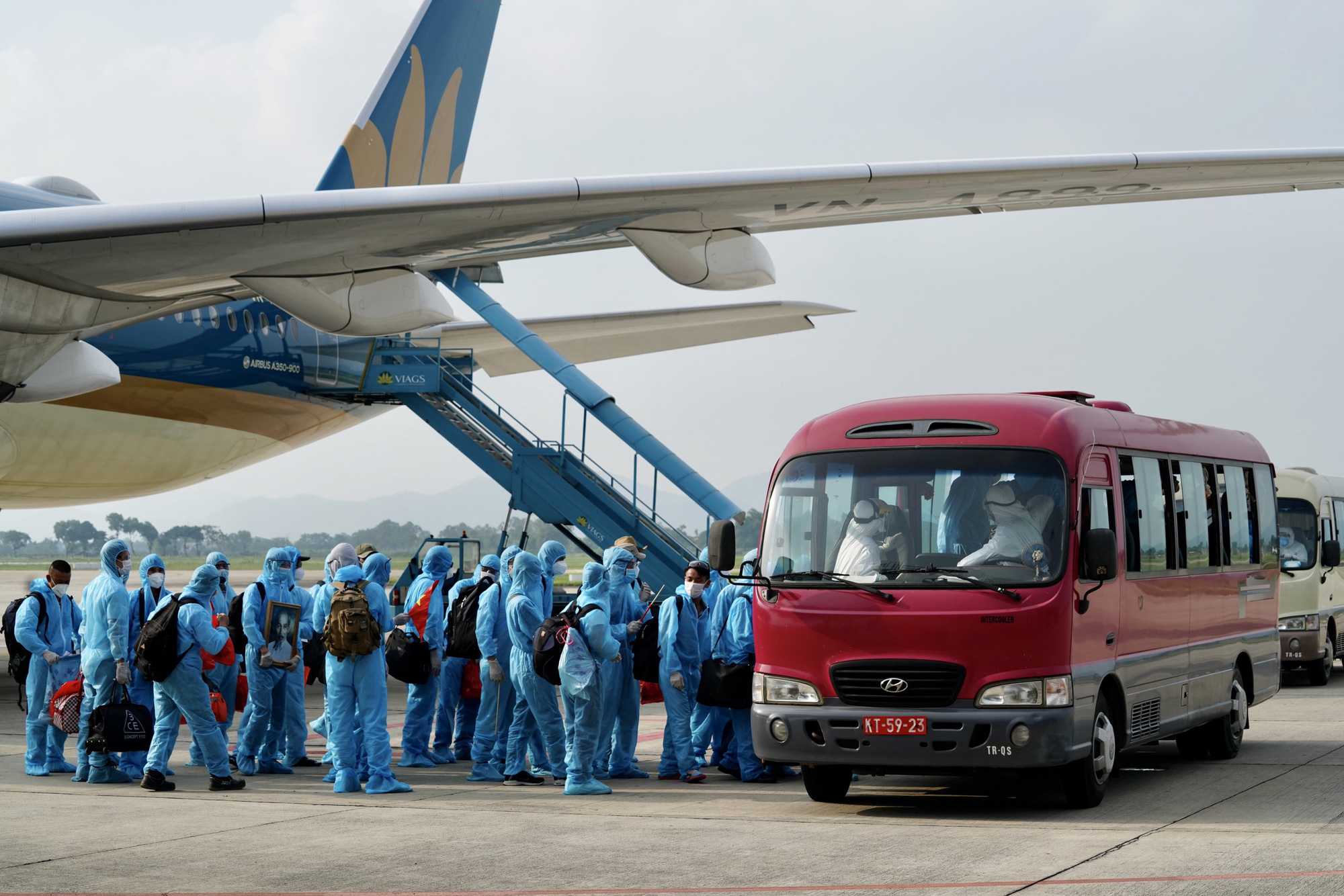 Nội Bài đón chuyến bay từ Guinea Xích đạo hạ cánh an toàn - Ảnh 10.