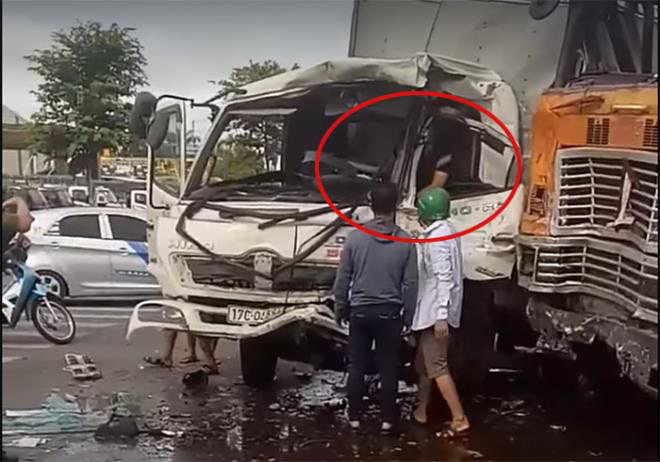 Video: Pha tông trực diện kinh hoàng giữa xe container và ô tô tải, tài xế tử vong  - Ảnh 2.