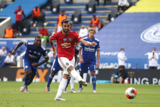 Fernandes ghi bàn từ chấm phạt đền ở trận gặp Leicester