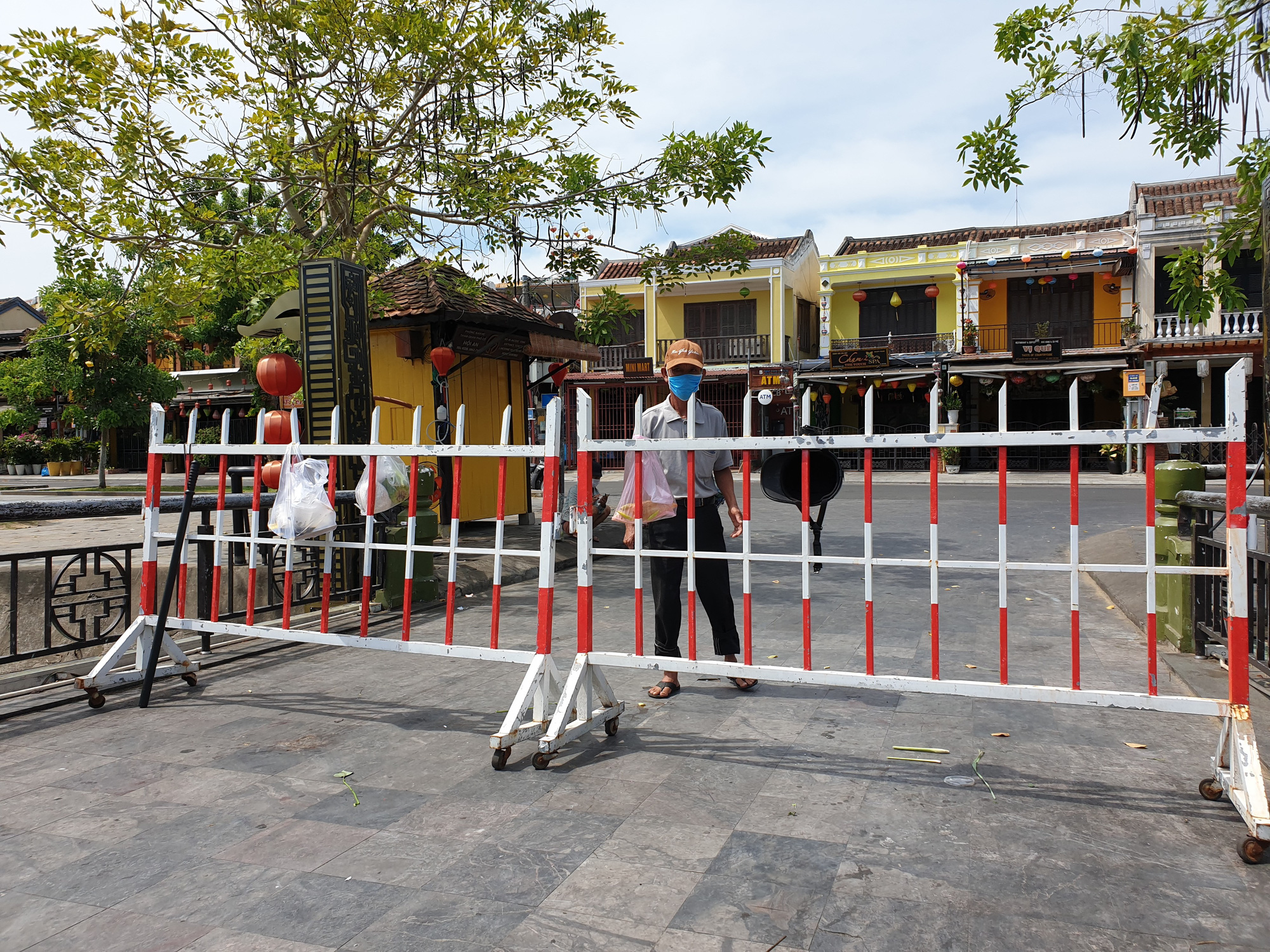Quảng Nam: 7 xe chuyên dụng phun hóa chất khử trùng toàn khu vực phố cổ Hội An - Ảnh 8.