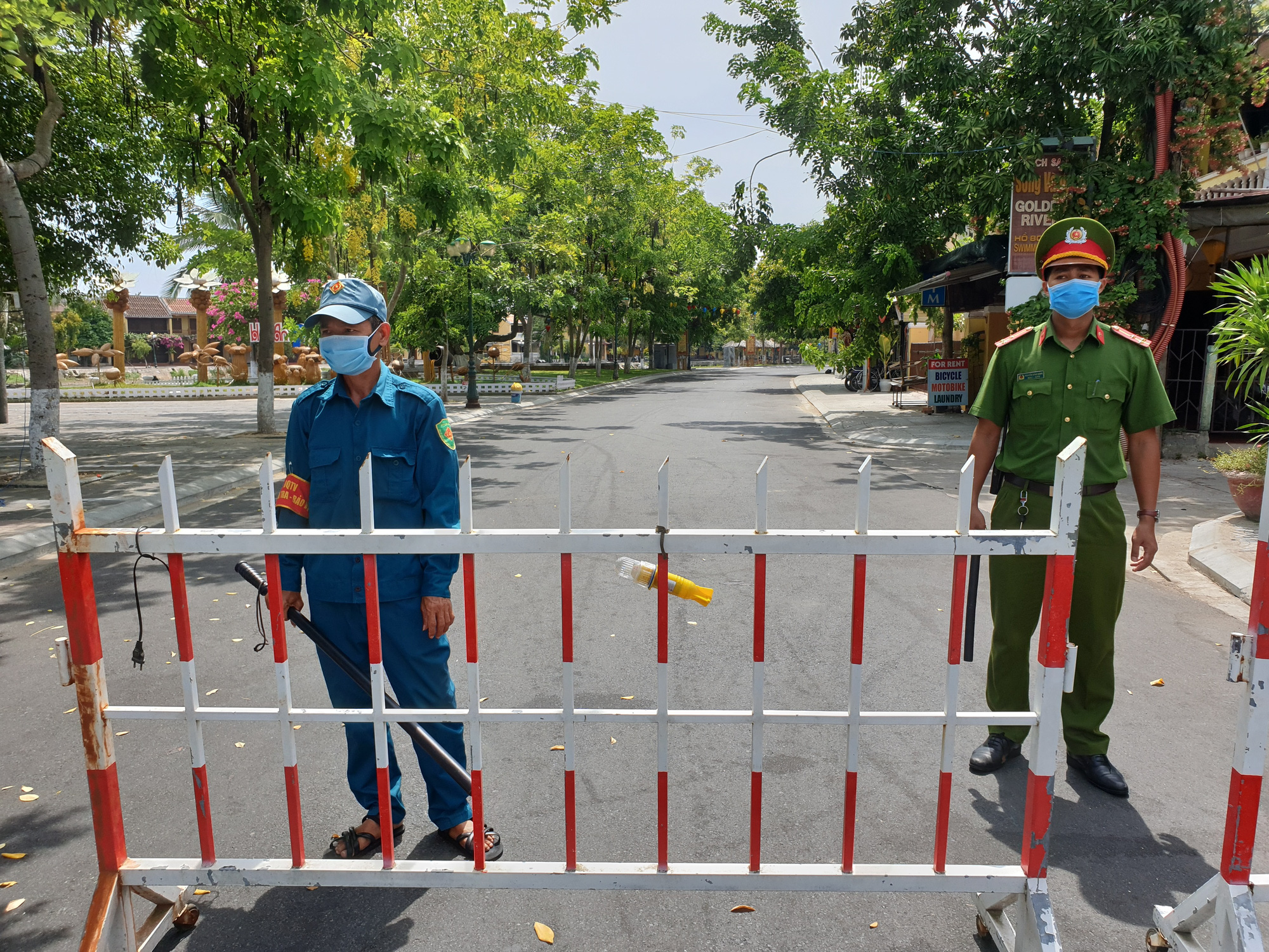Quảng Nam: 7 xe chuyên dụng phun hóa chất khử trùng toàn khu vực phố cổ Hội An - Ảnh 7.