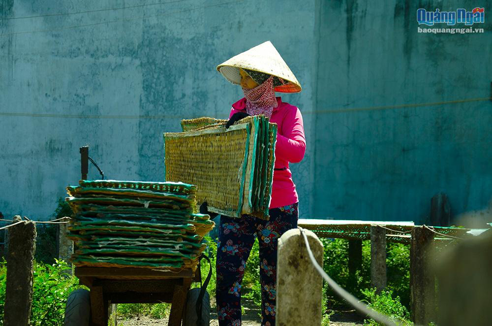 Nhờ loại bánh làm từ bột gạo mỏng dính như tờ mà dân ở đây phấn khởi ra mặt - Ảnh 7.