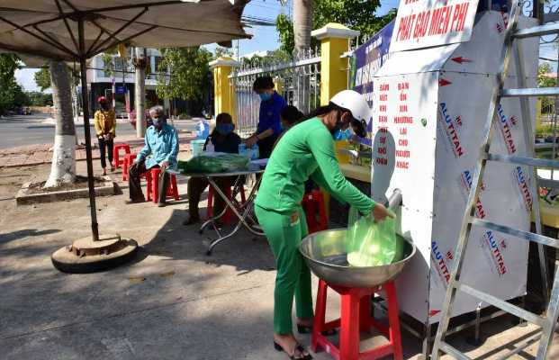 Long An: Lắp thêm 9 &quot;ATM gạo” trước diễn biến dịch Covid-19 ngày càng phức tạp - Ảnh 2.