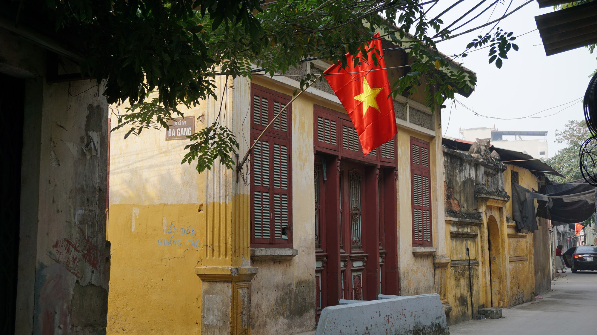 Bí ẩn ngôi nhà “đỏ rực” nổi tiếng nhất nhì làng cổ Cự Đà - Ảnh 1.